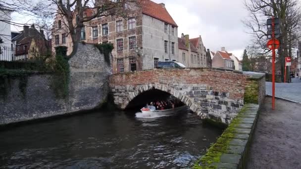 Stadtbild mit alter Brücke und typisch flämischen Häusern. Brügge, Belgien. — Stockvideo