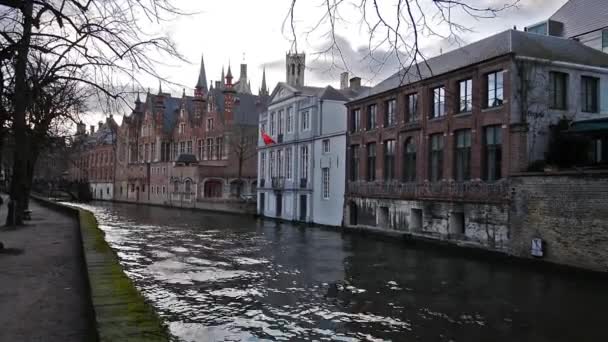 Stadsbild med gammal bro och typiska flamländska hus. Brygge, Belgien. — Stockvideo