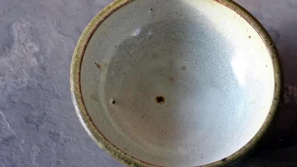 Petit déjeuner avec flocons de maïs, lait et baies fraîches 