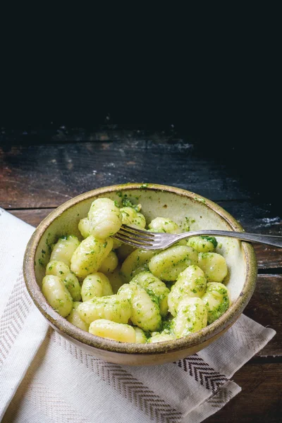 Potato gnocchi with pesto — Stock Photo, Image