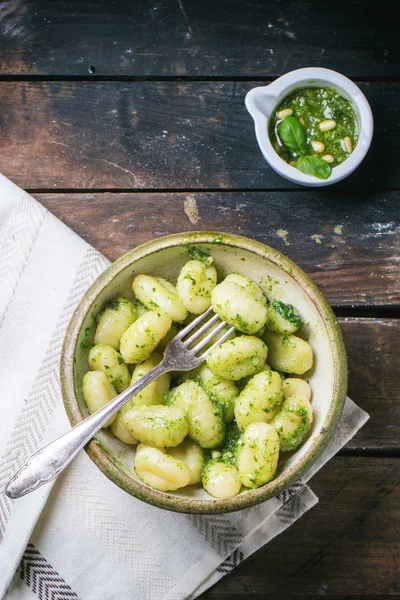 Potato gnocchi with pesto — Stock Photo, Image