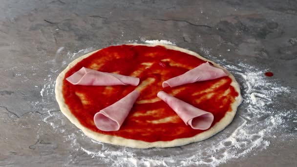 Приготовление вкусной итальянской пиццы, Timelapse — стоковое видео