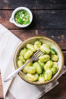 Patates gnocchi pesto ile