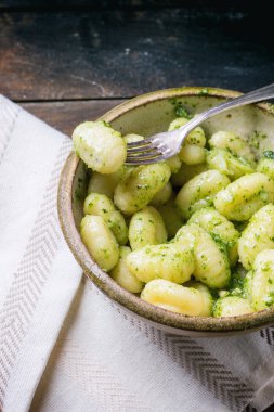Patates gnocchi pesto ile