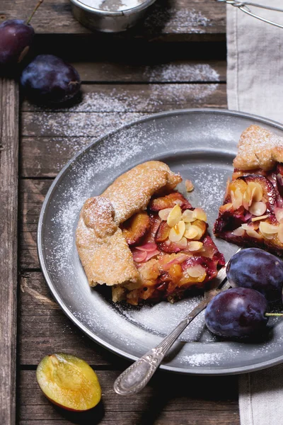 Cake with plums — Stock Photo, Image