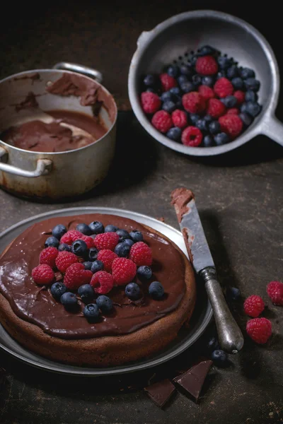 Torta al cioccolato con bacche — Foto Stock