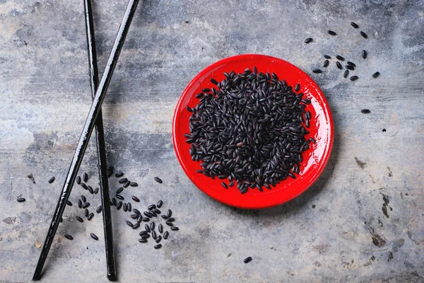 Schwarzer Reis mit Essstäbchen — Stockfoto
