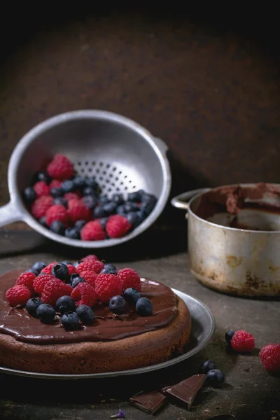 Pastel de chocolate con bayas — Foto de Stock