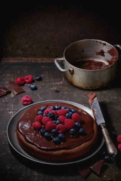 Bolo de chocolate com bagas — Fotografia de Stock