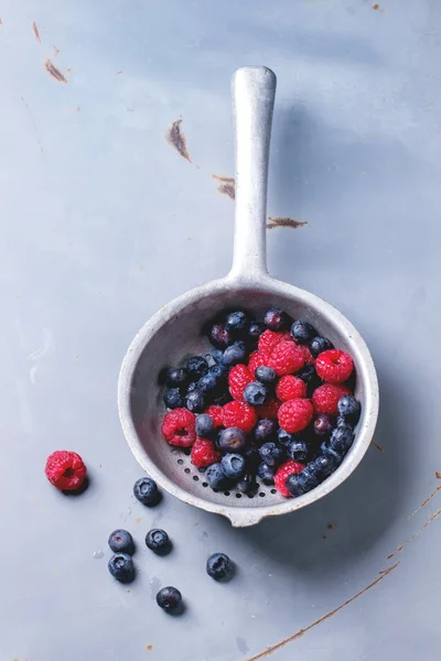 Colander กับเบอร์รี่สด — ภาพถ่ายสต็อก