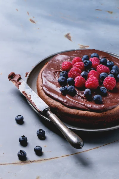 Gâteau au chocolat aux baies — Photo