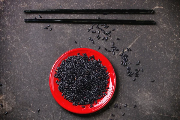 Schwarzer Reis mit Essstäbchen — Stockfoto