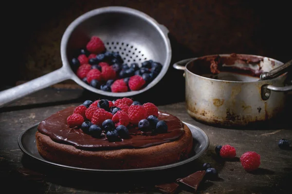 Bolo de chocolate com bagas — Fotografia de Stock