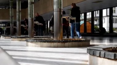 İnsanlar almayı beceremiyor Carlsbad'ın (Karlovy Vary) Çek Cumhuriyeti timelapse yaylar