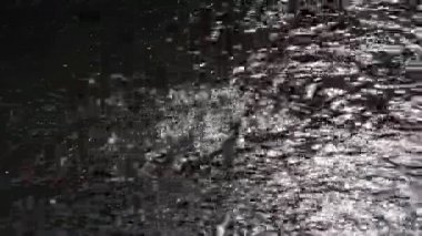 Güneş altında akan nehir