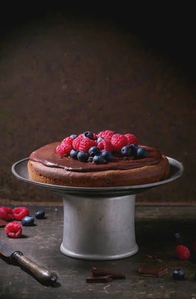 Chocolate cake with berries — Stock Photo, Image