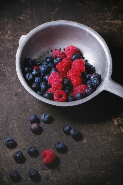 Колендр со свежими ягодами — стоковое фото