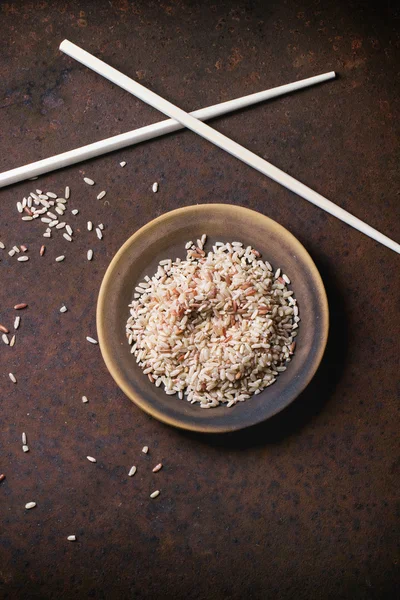 Arroz integral con palillos — Foto de Stock