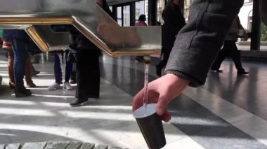 Çek Cumhuriyeti, ağır çekim mineral cam Carlsbad'ın (Karlovy Vary) akan su yaylar