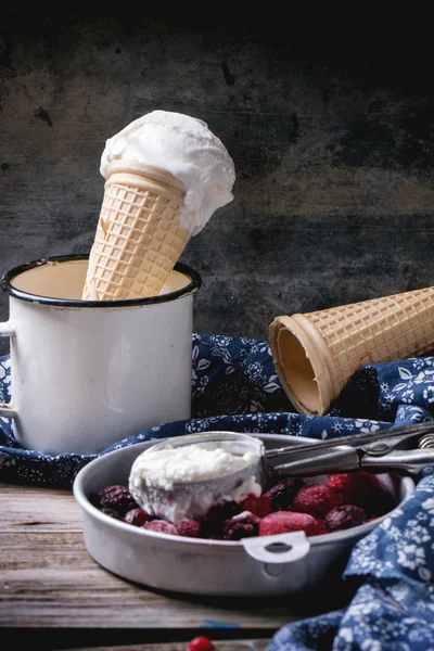 Sorvete em cones de bolacha — Fotografia de Stock