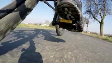 Bir bisiklet ve yol kişini metrelik görünümü