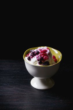 Böğürtlenli dondurma.