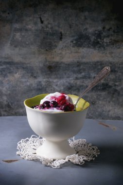 Böğürtlenli dondurma.