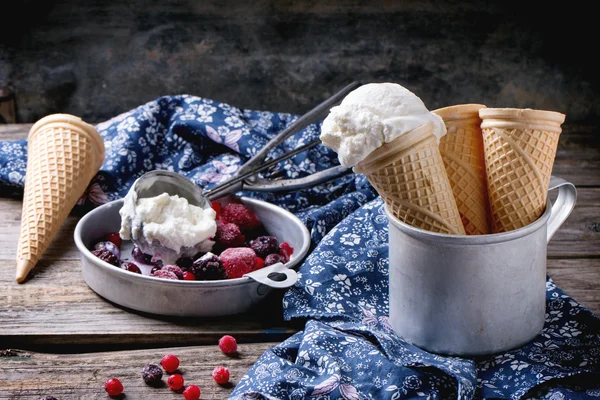 Gelato in coni di wafer — Foto Stock