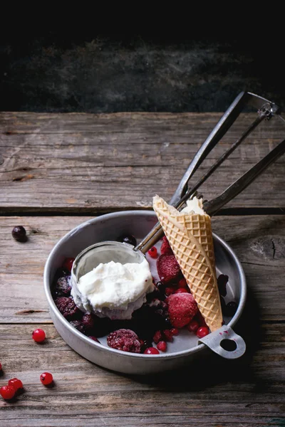 Ice cream with berries — Stock Photo, Image