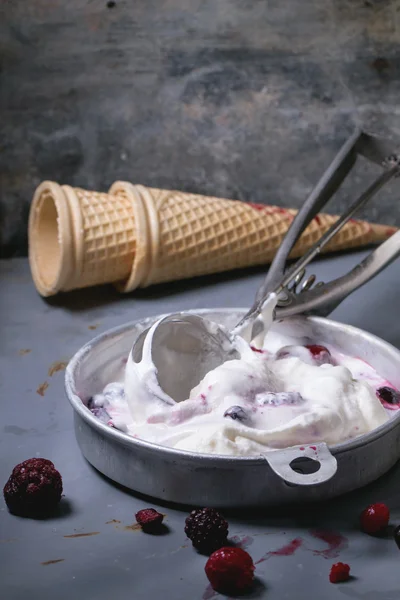 Helado con bayas —  Fotos de Stock