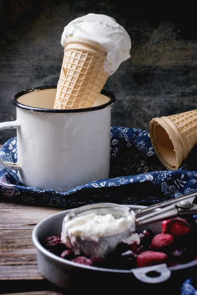 Crème glacée dans des cônes de gaufrettes — Photo
