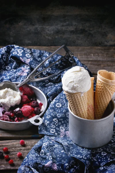 Gelato in coni di wafer — Foto Stock