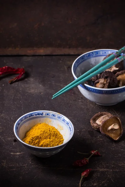 Tumeric toz ve shiitake mantar — Stok fotoğraf