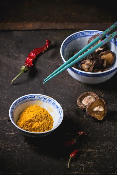 Tumeric powder and shiitake mushrooms — Stock Photo, Image