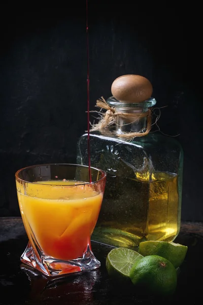 Making tequila sunrise cocktail — Stock Photo, Image