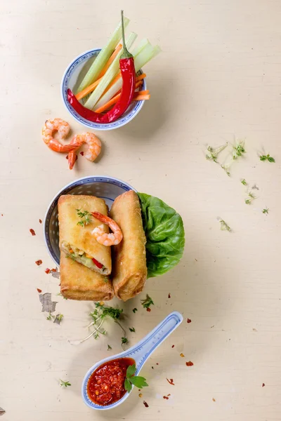 Spring rolls with vegetables and shrimps — Stock Photo, Image