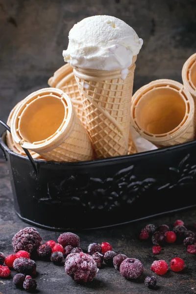 Zmrzlina v oplatkové kornouty — Stock fotografie