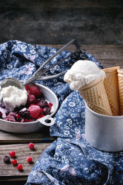 Gelato in coni di wafer — Foto Stock