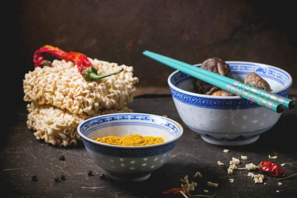 Noodles and tumeric — Stock Photo, Image