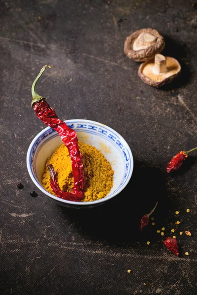 Polvere tumerica e peperoncino rosso piccante — Foto Stock