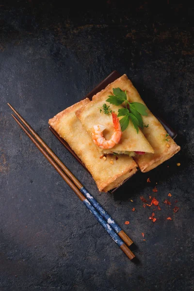 Spring rolls with vegetables and shrimps — Stock Photo, Image