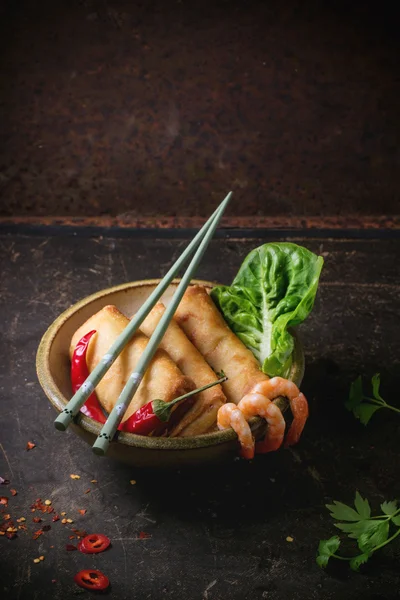 Spring rolls with vegetables and shrimps — Stock Photo, Image