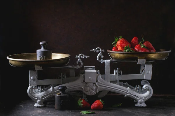 Escamas vintage con fresas — Foto de Stock