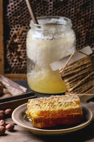 Honeycomb och nötter — Stockfoto