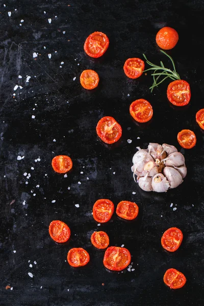 Tomates e alho apoiados — Fotografia de Stock