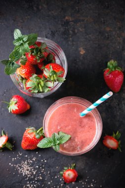 Kırmızı çilek güler yüzlü