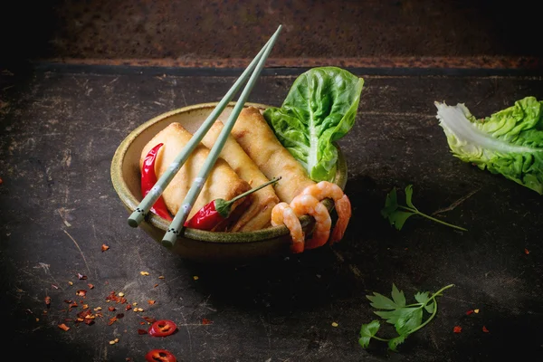 Spring rolls with vegetables and shrimps — Stock Photo, Image