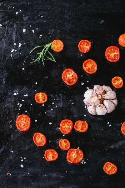 Pomodori appoggiati e aglio — Foto Stock