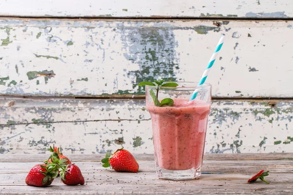 Batido de fresa roja —  Fotos de Stock