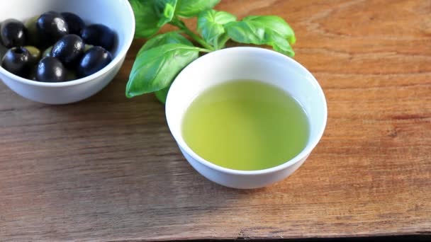 Mano femenina sumergiendo pan fresco en un tazón con aceite de oliva — Vídeos de Stock